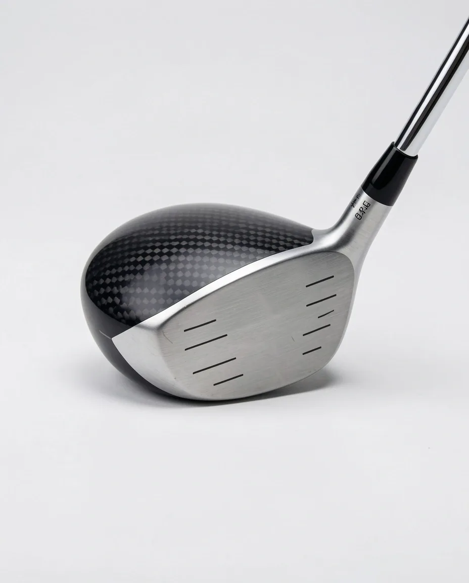 Fairway wood Callaway na białej powierzchni